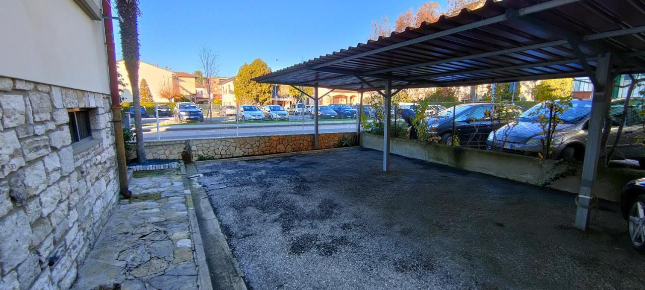 Lovely Free Parking Lucques